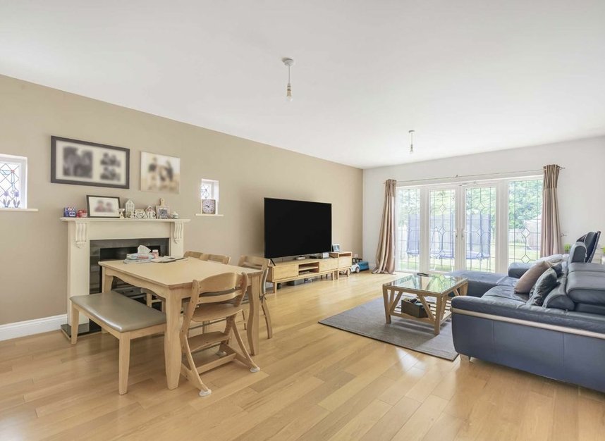 Properties let in Darby Crescent - TW16 5LA view2