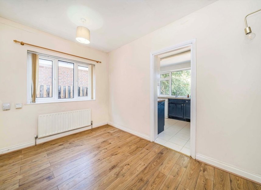 Properties to let in Denleigh Gardens - KT7 0YL view5