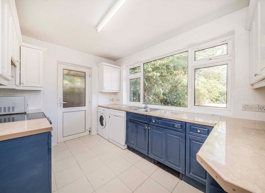 Properties to let in Denleigh Gardens - KT7 0YL view3