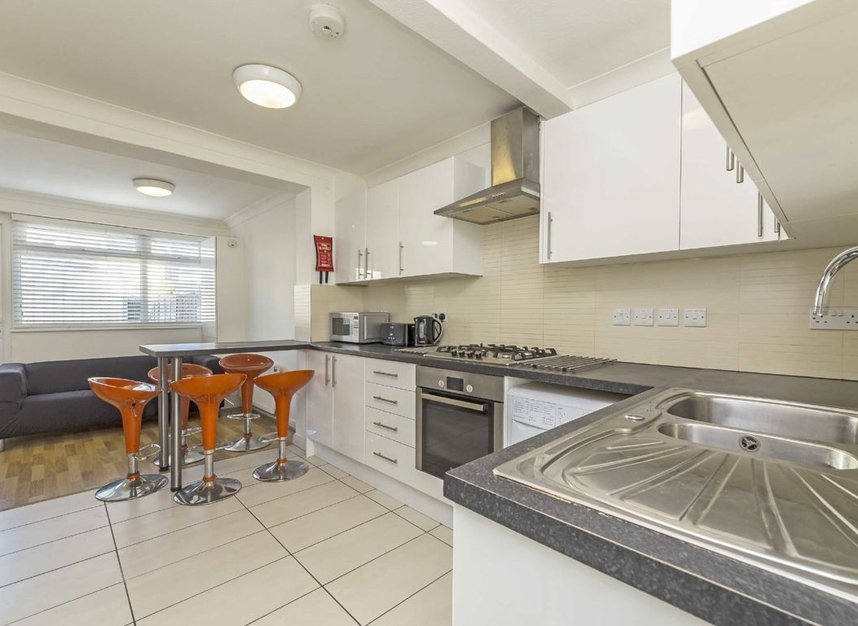 Properties to let in Douglas Road - KT1 3PT view3