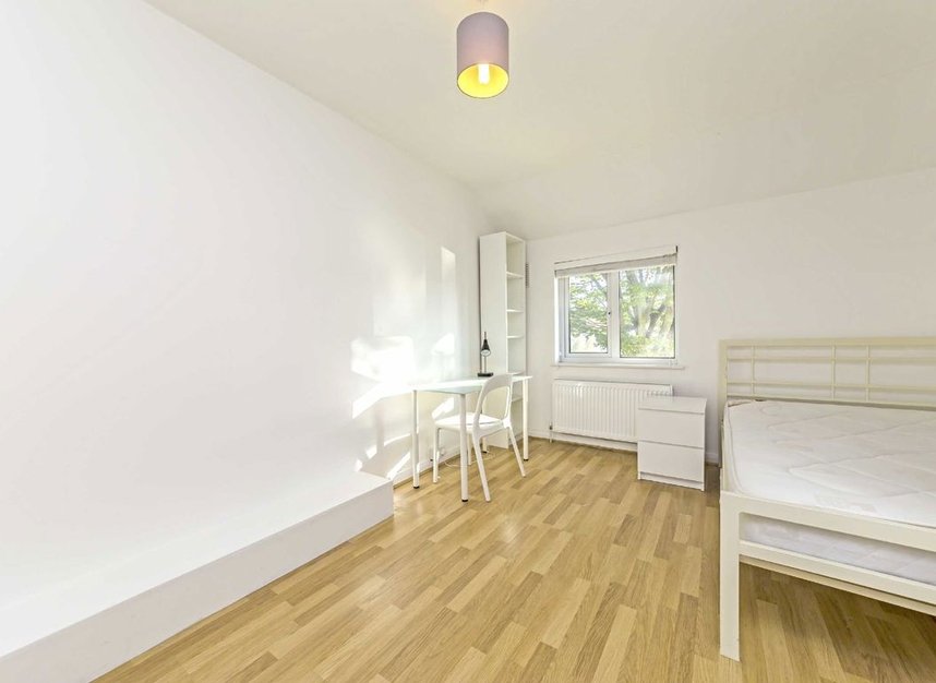 Properties to let in Douglas Road - KT1 3PT view5