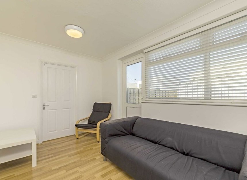 Properties to let in Douglas Road - KT1 3PT view2