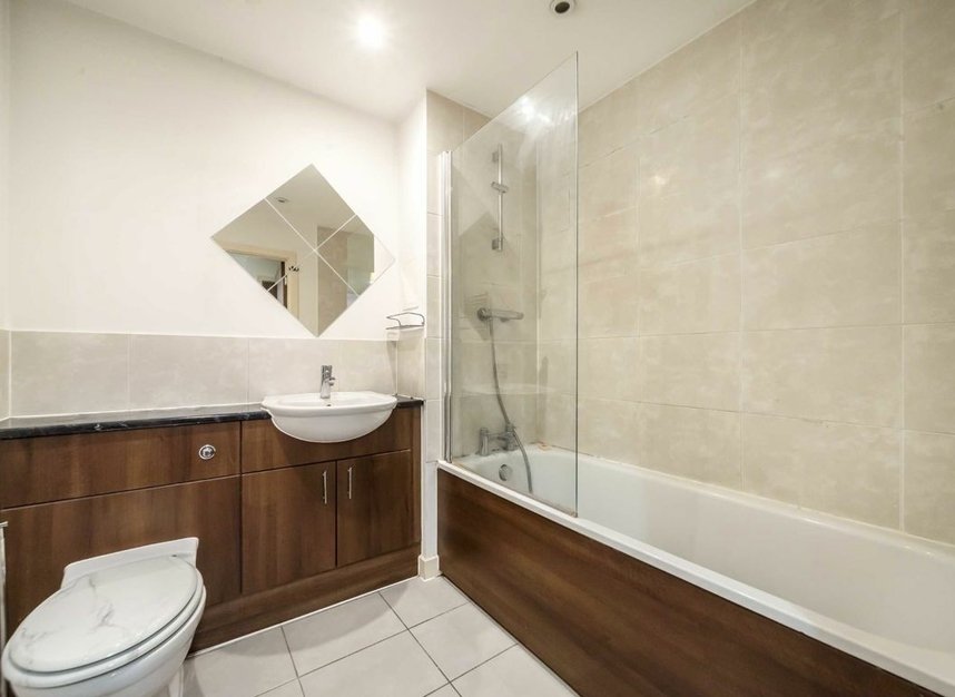 Properties to let in Ealing Road - TW8 0GL view6