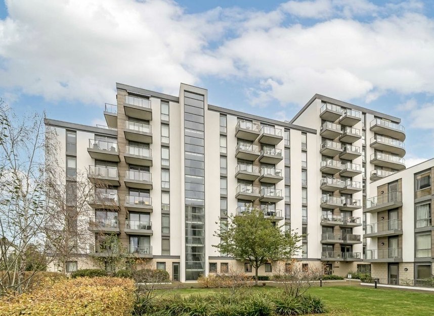 Properties to let in Ealing Road - TW8 0GL view1