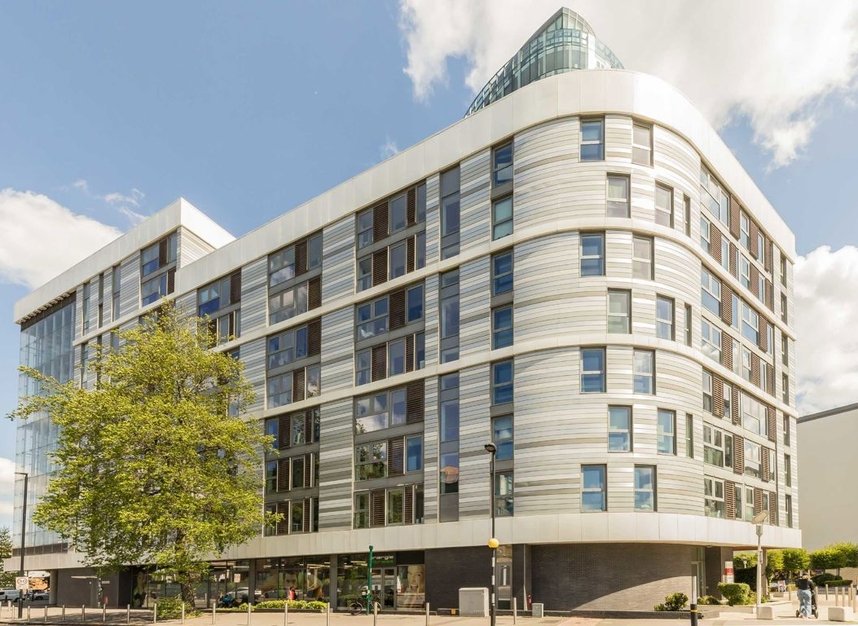 Properties to let in Ealing Road - TW8 0GN view1
