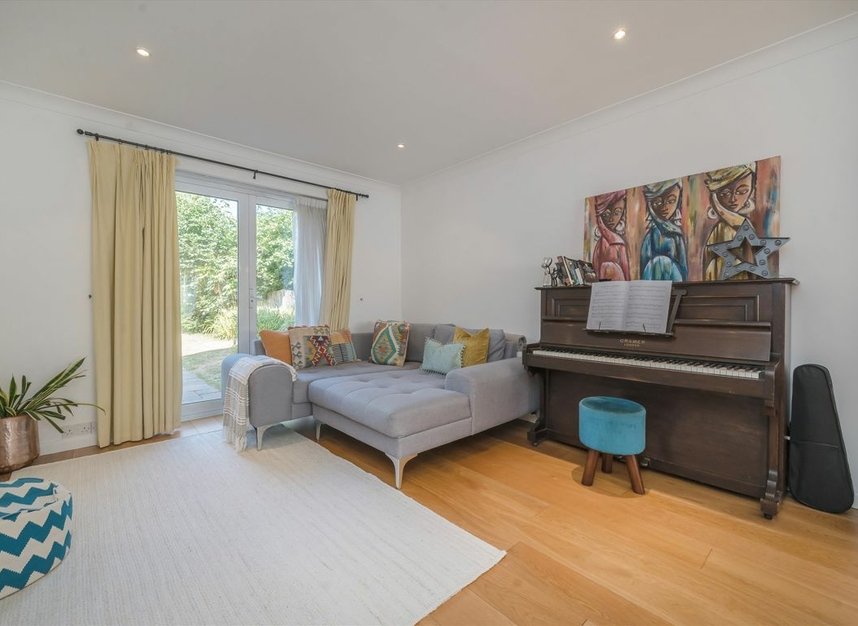 Properties let in Eaton Rise - W5 2ER view3