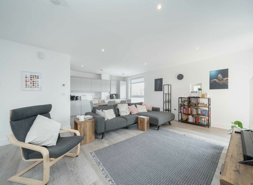 Properties to let in Edgewood Mews - N3 3EZ view1