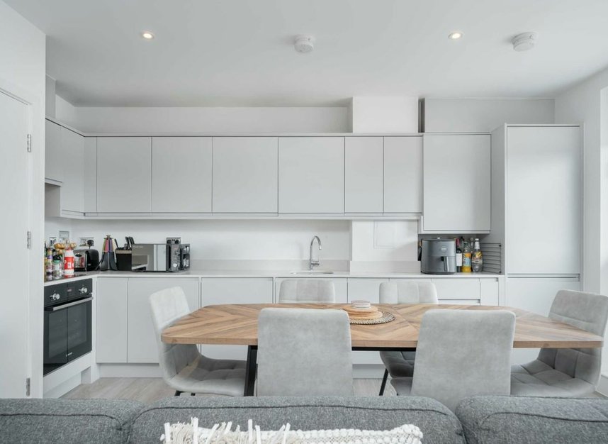 Properties to let in Edgewood Mews - N3 3EZ view2