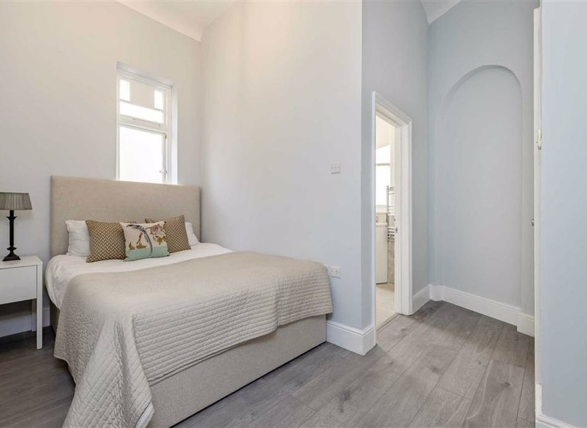Properties to let in Egerton Place - SW3 2EF view6