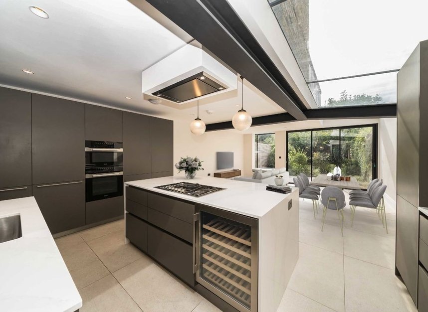 Properties to let in Elms Crescent - SW4 8QF view2