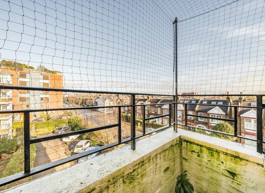 Properties let in Emlyn Gardens - W12 9UJ view7