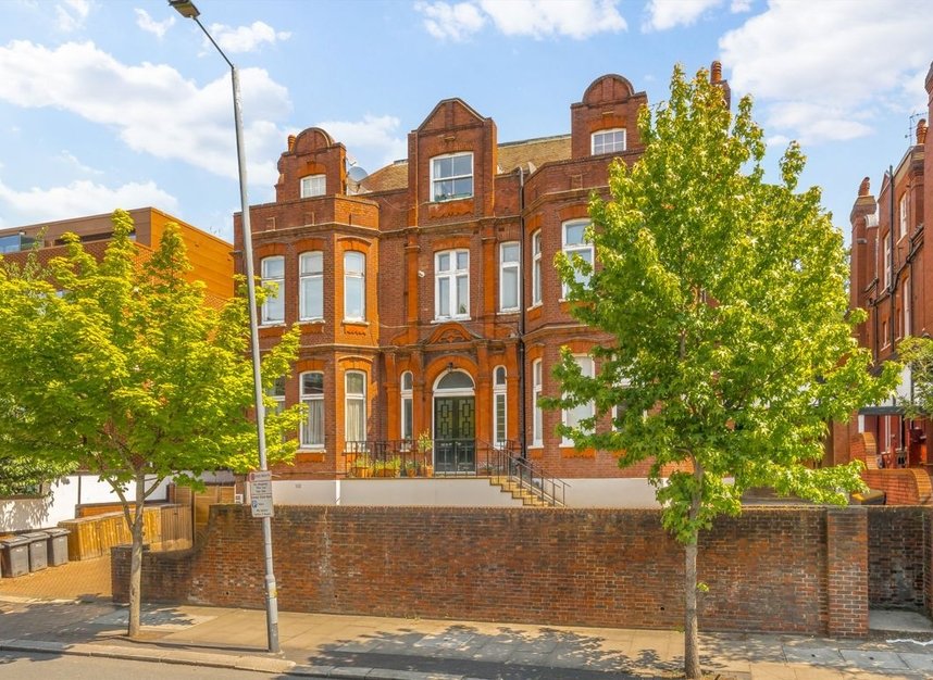 Properties to let in Finchley Road - NW3 7AA view1