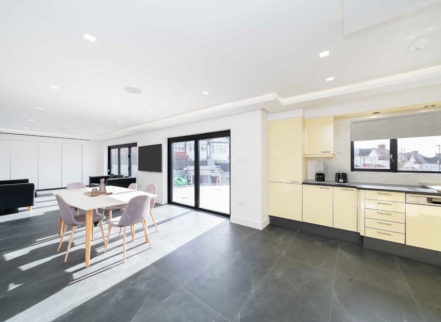 Properties to let in Forestdale - N14 7DY view2