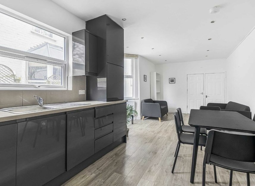 Properties let in Frobisher Road - N8 0QT view5