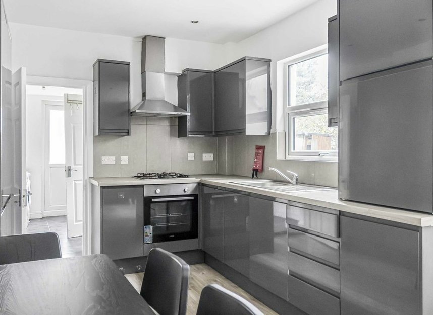 Properties let in Frobisher Road - N8 0QT view4