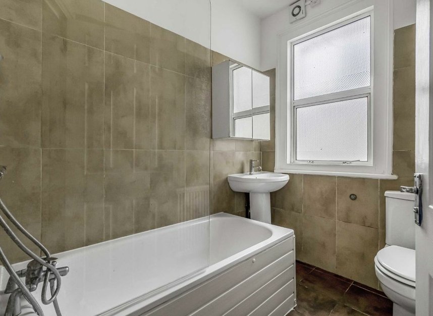 Properties let in Frobisher Road - N8 0QT view12