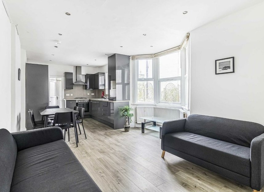 Properties let in Frobisher Road - N8 0QT view3