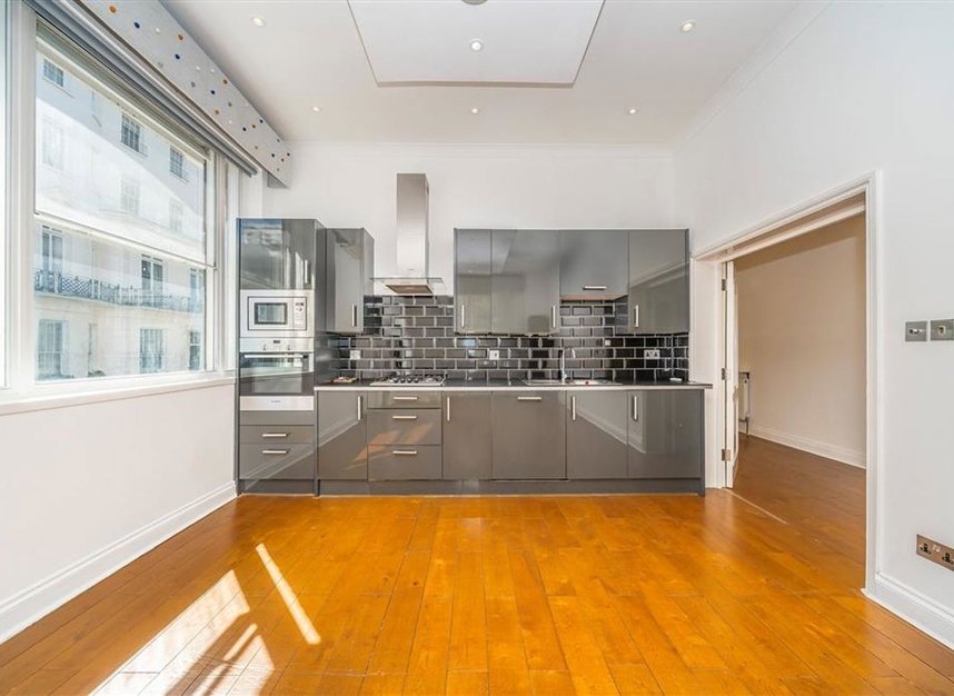 Properties to let in Gloucester Square - W2 2TD view5