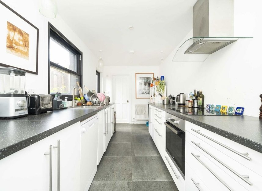 Properties to let in Glyn Road - E5 0JS view3