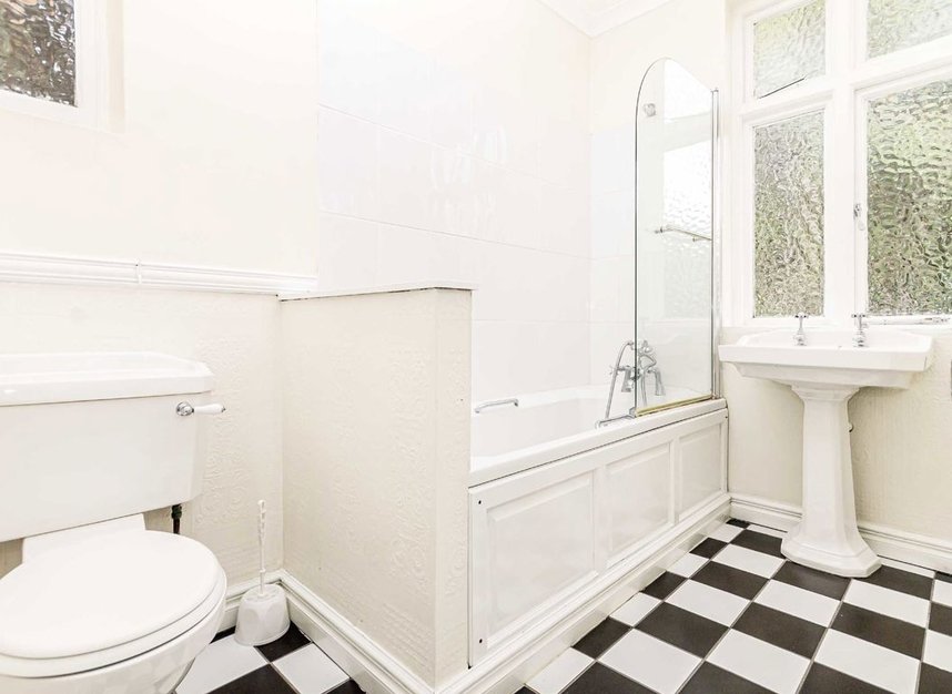 Properties to let in Golden Manor - W7 3EG view9