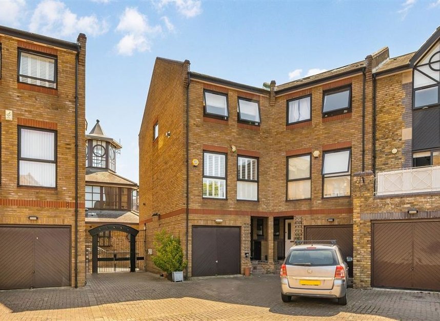 Properties let in Goodhart Place - E14 8EQ view1