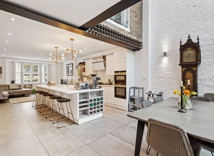 Properties to let in Grafton Square - SW4 0DQ view2