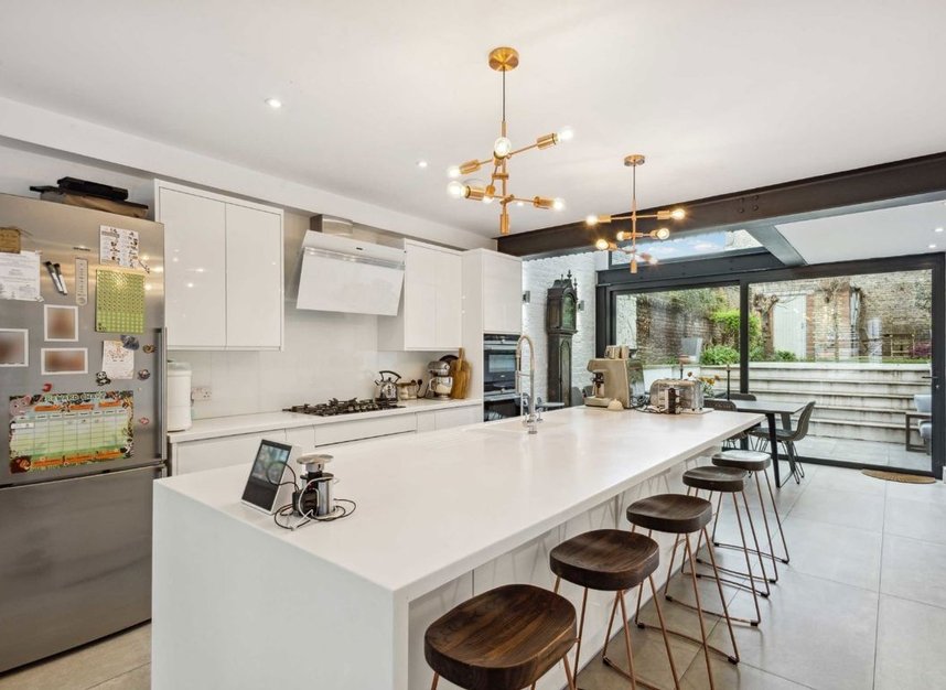 Properties to let in Grafton Square - SW4 0DQ view6