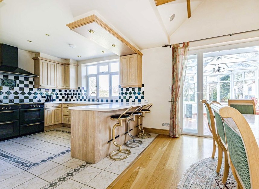 Properties to let in Grand Avenue - KT5 9HU view3