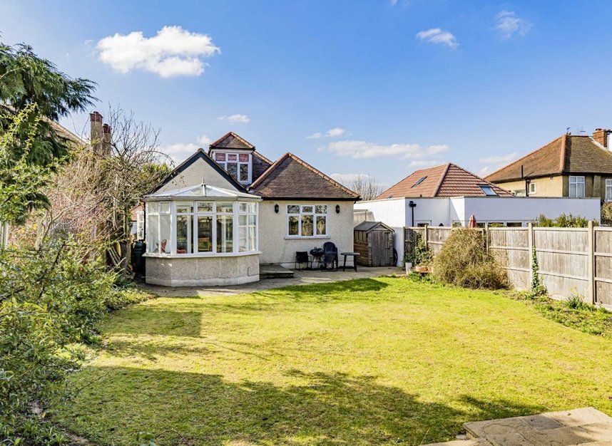 Properties to let in Grand Avenue - KT5 9HU view2