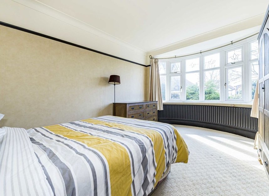 Properties to let in Grand Avenue - KT5 9HU view5