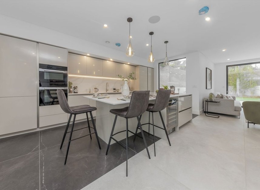 Properties to let in Gulliver Place - N10 3HF view2