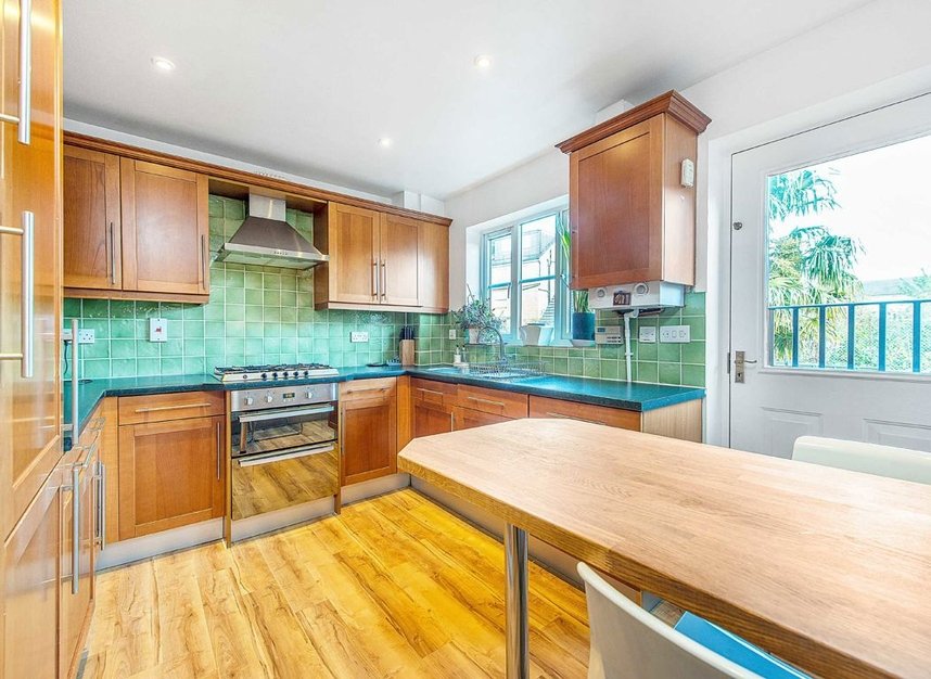 Properties to let in Halton Close - N11 3HQ view3