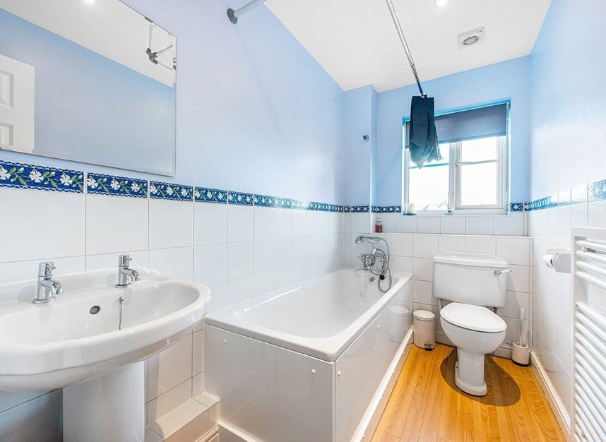 Properties to let in Halton Close - N11 3HQ view8