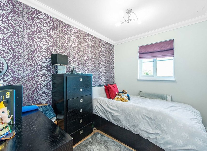 Properties to let in Halton Close - N11 3HQ view6