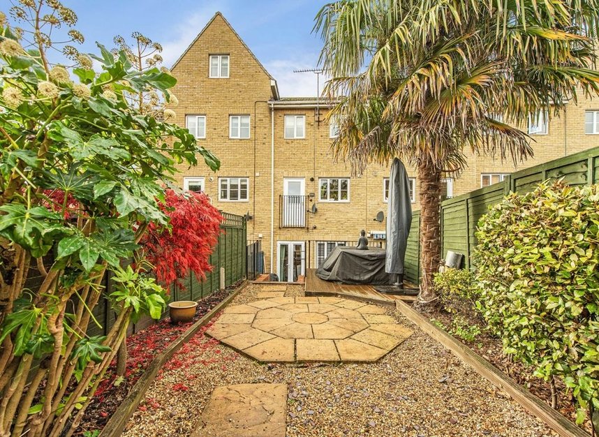 Properties to let in Halton Close - N11 3HQ view11
