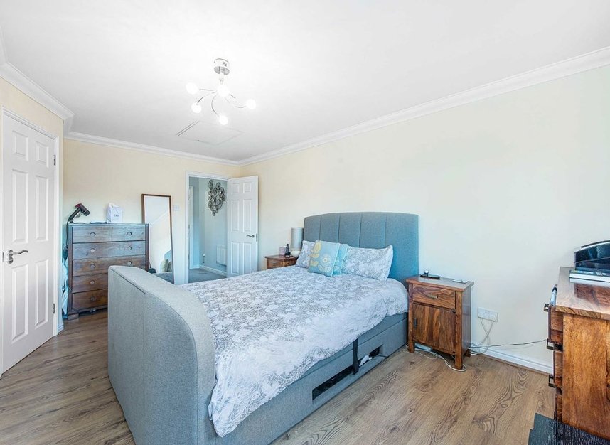 Properties to let in Halton Close - N11 3HQ view7