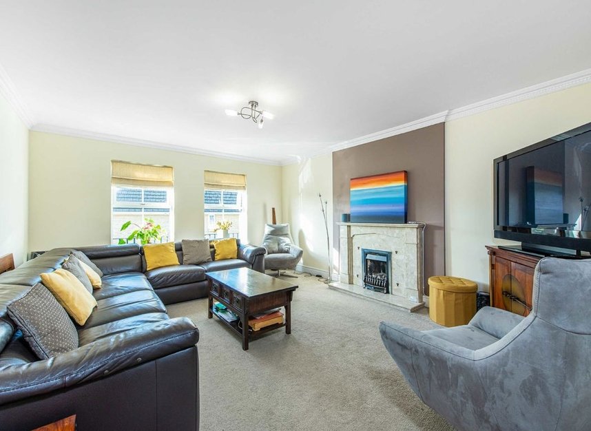 Properties to let in Halton Close - N11 3HQ view2