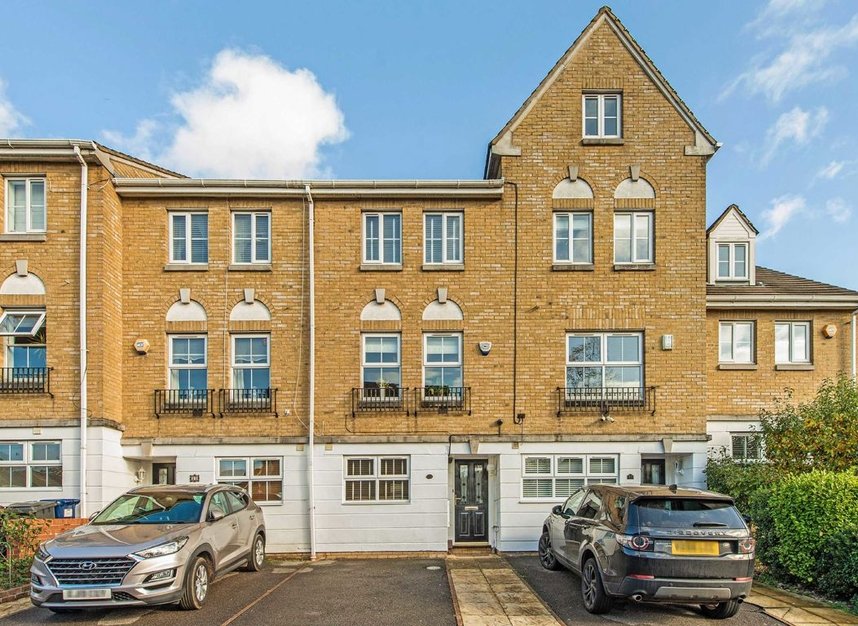Properties to let in Halton Close - N11 3HQ view1
