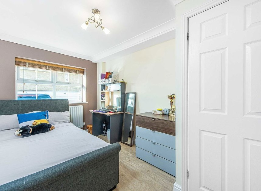 Properties to let in Halton Close - N11 3HQ view9