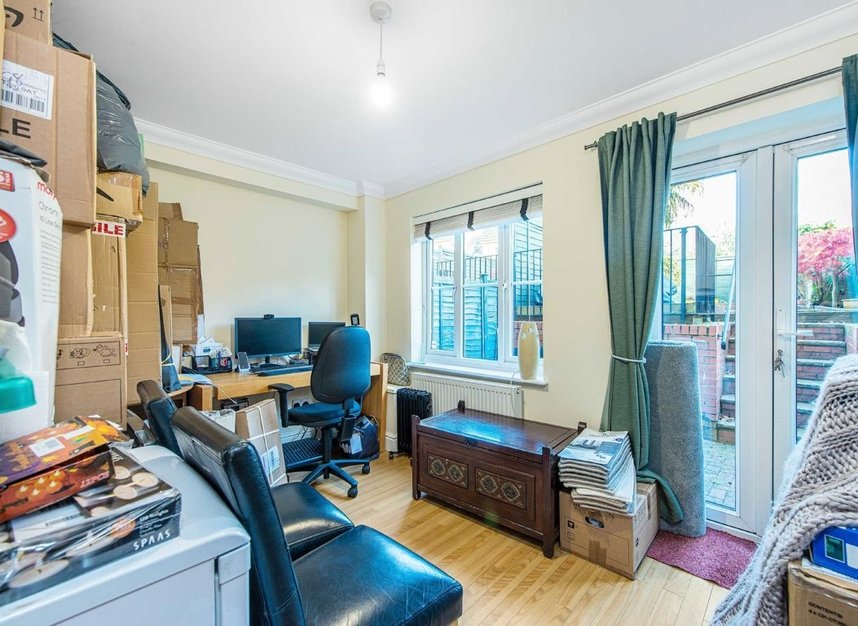 Properties to let in Halton Close - N11 3HQ view10