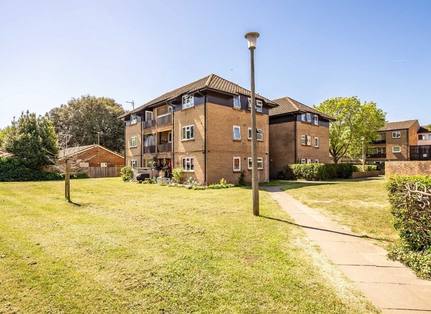 Properties let in Hammond Close - TW12 2DE view7