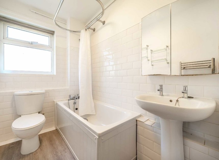 Properties let in Hammond Close - TW12 2DE view5