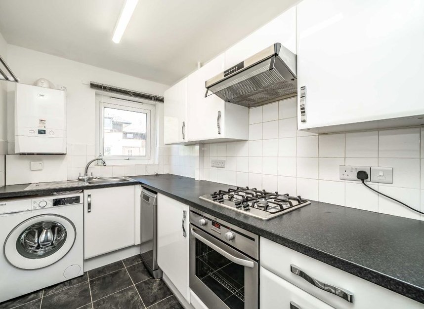 Properties let in Hammond Close - TW12 2DE view3