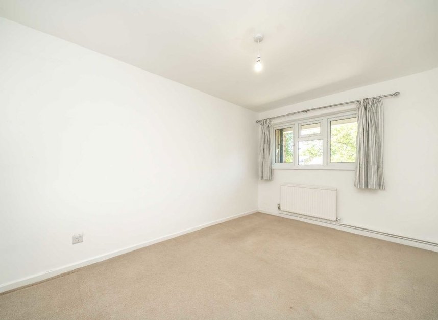 Properties let in Hammond Close - TW12 2DE view4