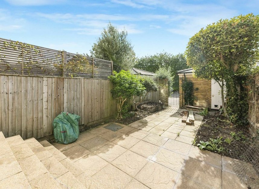 Properties let in Hampton Court Crescent - KT8 9BA view4