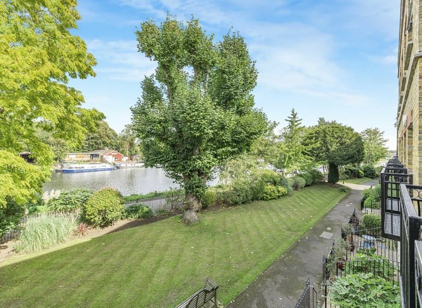 Properties let in Hampton Court Crescent - KT8 9BA view2