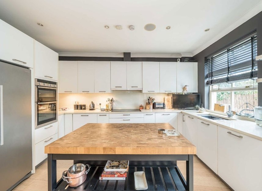 Properties let in Hampton Court Crescent - KT8 9BA view2
