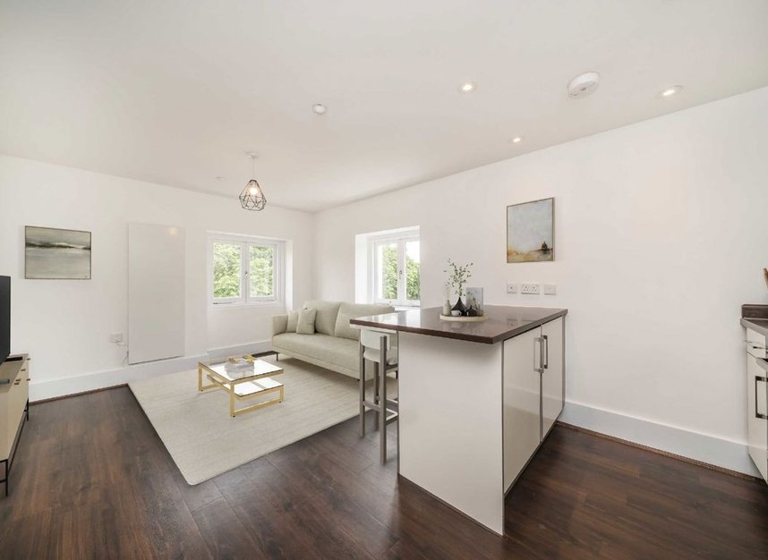 Properties to let in Hampton Court Road - KT8 9BD view2