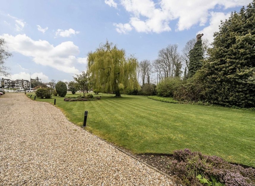 Properties to let in Hampton Court Road - KT8 9BD view9