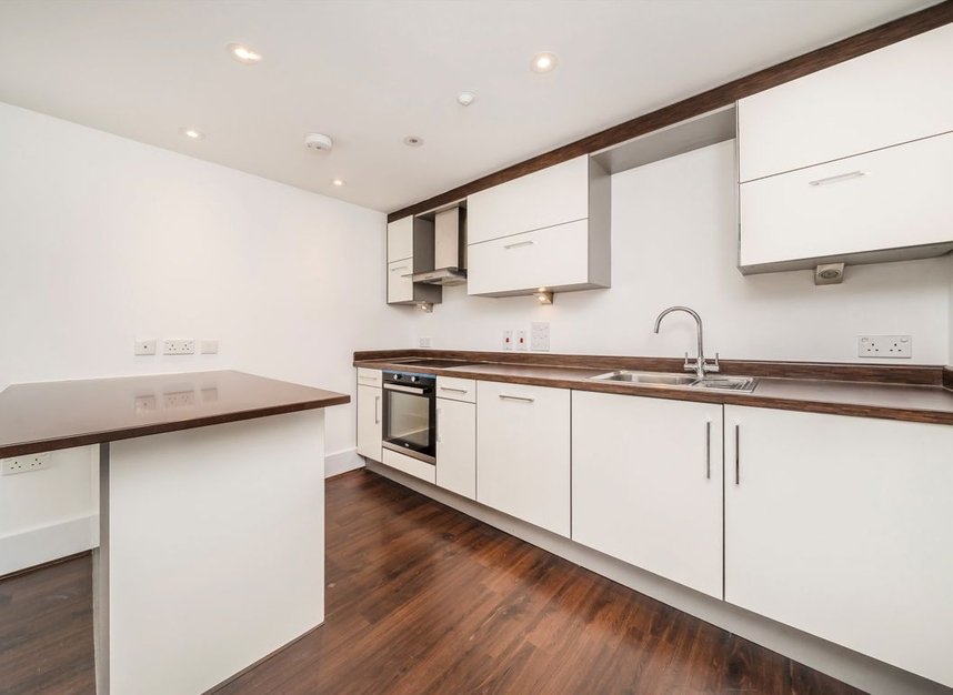 Properties to let in Hampton Court Road - KT8 9BD view3